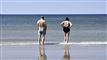 to personer ved en strandkant