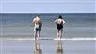 to personer ved en strandkant