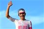 Cykelrytter holder armen i vejret