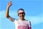Cykelrytter holder armen i vejret