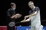 badmintonspiller diskuterer med sin træner