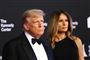 Donald Trump og Melania Trump står ved siden af hinanden på en rød løber