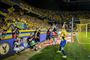 E brøndbyspiller på banen er nede ved fans-afdelingen for enden af et mål