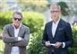 Rolf Sørensen med solbriller og armene over kors og Dennis ritter i åben jakke og hvid skjorte