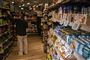 Butikshylder med en masse snacks