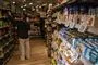 Butikshylder med en masse snacks