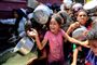 Børn venter på at få udleveret mad i Gaza torsdag - dagen før offentliggørelsen af IPC's rapport.