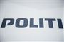 blål logo påhvid baggrund POLITI