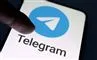 Beskedtjenesten Telegrams logo lyser op på en telefon