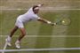 August Holmgren slår til en tennisbold med sin ketsjer