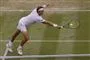 August Holmgren slår til en tennisbold med sin ketsjer
