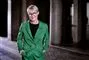 kvinde i grønt outfit poserer