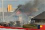 Brandmænd ved brændende hus