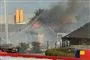 Brandmænd ved brændende hus