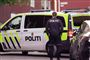 politibetjent ved politibil