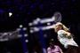 badmintonspiller i fuld fart mod nettet