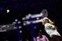 badmintonspiller i fuld fart mod nettet