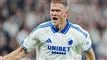 fodboldspiller jubler efter scoring