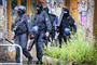 Politibetjente ankommer med rambukke til Rigaer Strasse 94 i Berlin torsdag morgen.