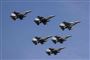F-16 kampfly fløj i formation over Polens hovedstad, Warszawa, under en militærparade tidligere i august. Torsdag aften er en pilot blevet dræbt under et styrt i byen Radom i det centrale Polen. (Arkivfoto)