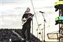 en mand spiller guitar på en scene