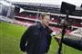 en mand interviewes i Parken