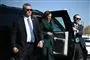 Kamala Harris stiger ud af en bil med to secret service-agenter ved sin side