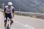 Juan Ayuso står op i pedalerne på vej opad
