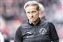 Thomas Thomasberg i sort trøje og nedadvendte mundvige på sidelinjen til en fodboldkamp