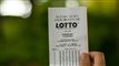 Person med Lotto-kupon i hånden