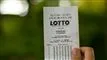 Person med Lotto-kupon i hånden