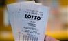 hånd holder lotto-kupon