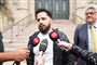 mand bliver interviewet foran retsbygning