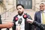 mand bliver interviewet foran retsbygning