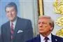 Trump med et billede af Reagan i baggrundn
