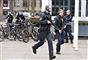 Kampklædt politi løber på en plads