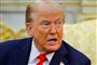 Trump sidder i gul sofa