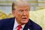 Trump sidder i gul sofa