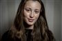 Nærportræt af Josephine Højbjerg i sort bluse op ad grå baggrund