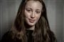 Nærportræt af Josephine Højbjerg i sort bluse op ad grå baggrund