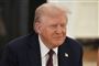 Smilende Trump læner sig lidt forover