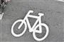 En cykel tegnet med hvid på asfalt