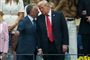 USA's præsident, Donald Trump, er søndag i New York for at overvære mændenes finale i tennisturneringen U.S. Open. Han er i selskab med blandt andre sin særlige udsending Steve Witkoff, som her taler med præsidenten.