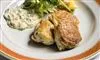 fiskefrikadeller på en tallerken
