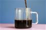 En kaffekande af glas halvt fyldt med kaffe