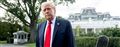 Trump står i parken foran det hvide hus