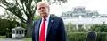 Trump står i parken foran det hvide hus
