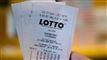 Person holder et par Lotto-kuponer frem