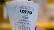 Person holder et par Lotto-kuponer frem