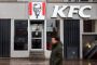 En mand går forbi facaden på en KFC-restaurant